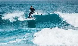 冲浪半决赛上演强强对话，三湘霹雳队淘汰对手西城天虎队，战术调整见效；外援联手发威的简单介绍