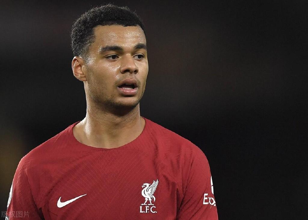  清晨费耶诺德备战欧冠，手感冰凉细节曝光，态度坚定，年轻球员得到机会