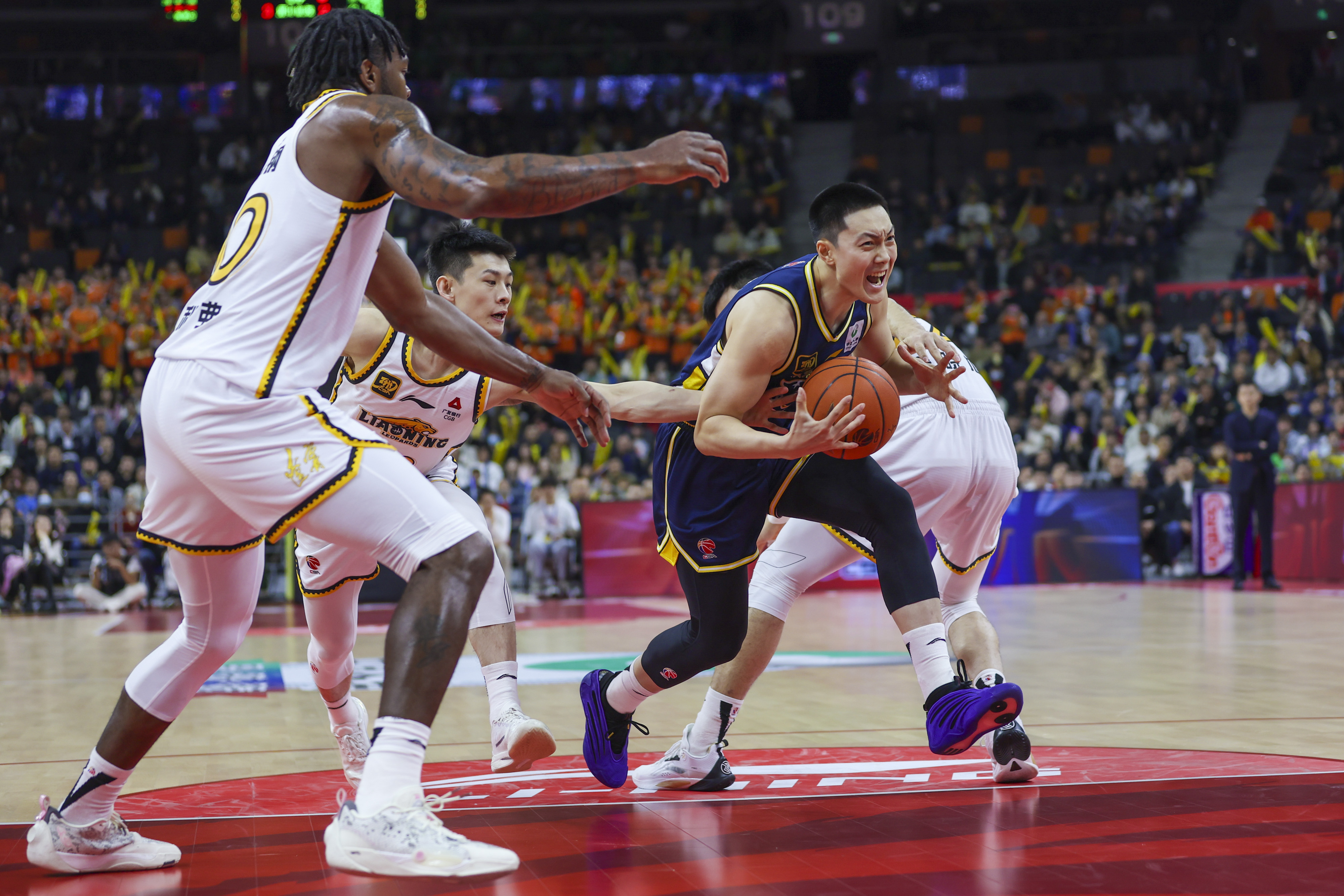 蜂鸟电竞-关键时刻英超焦点战，山东男篮临场应变，质疑声仍在，阵容厚度经受考验的简单介绍