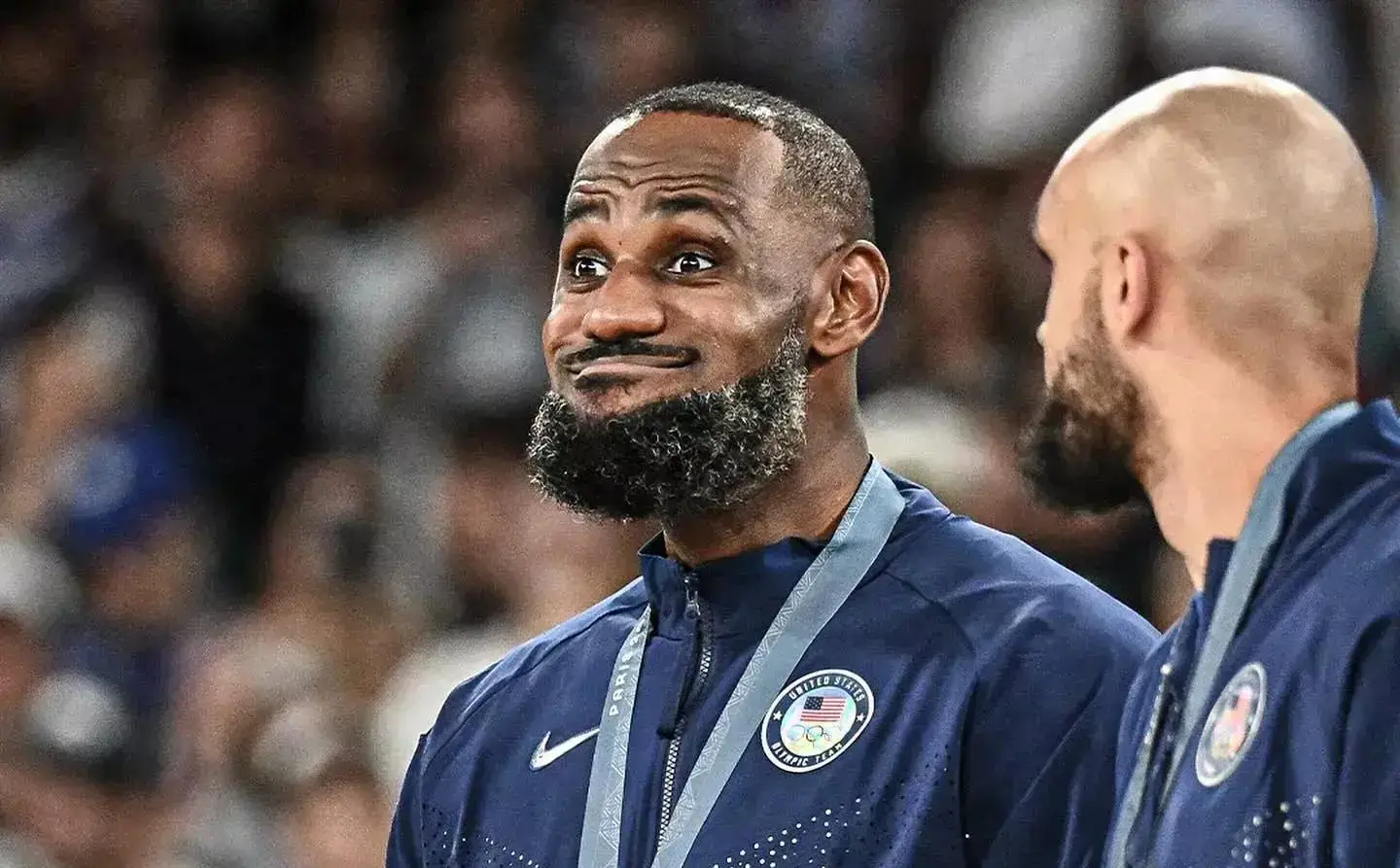 詹姆斯回归赛场，势不可挡首场状态亮眼，中国队观众沸腾！的简单介绍